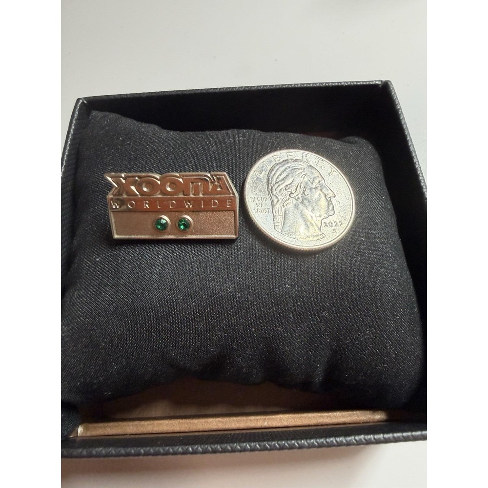 Xooma Worldwide badge (gold-tone, with a green faux stone) - Picture 2 of 3